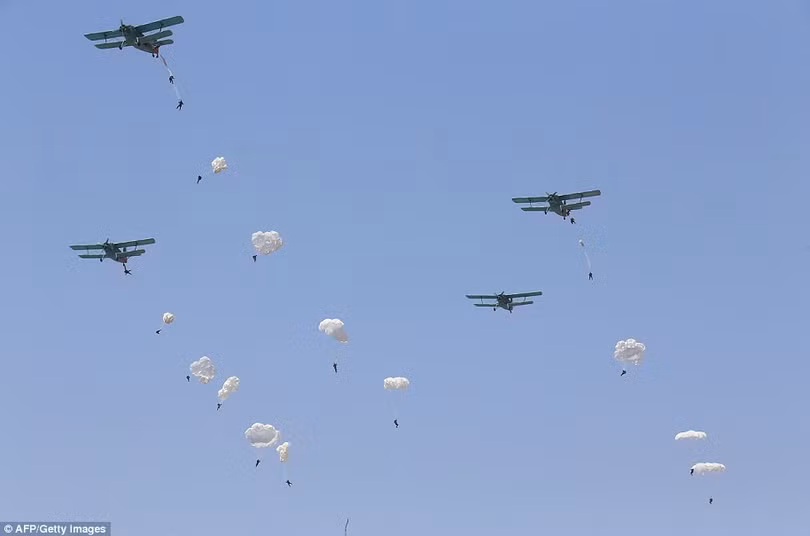 Lính dù Triều Tiên tập trận dưới sự giám sát của nhà lãnh đạo Kim Jong un