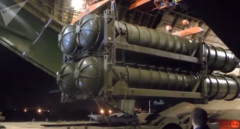 Nga công bố hình ảnh bốc dỡ tổ hợp tên lửa S-300 chuyển giao cho đồng minh Syria