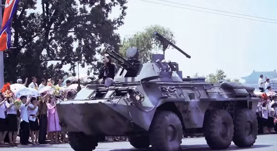 Xe bọc thép chở quân bánh lốp M-2010 6×6 của Triều tiên, biến thể của BTR-80 của Liên Xô.M-2010 được sản xuất nhiều hơn ở biến thể 8×8