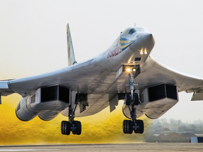 Máy bay ném bom chiến lược Tu-160 của Nga