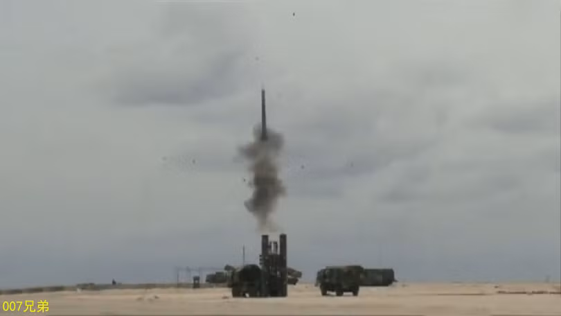 Tên lửa phòng không HQ-9 Trung Quốc khai hỏa trong một cuộc tập trận. Trung Quốc đã triển khai trái phép loại tên lửa này tại đảo Phú Lâm, quần đảo Hoàng Sá