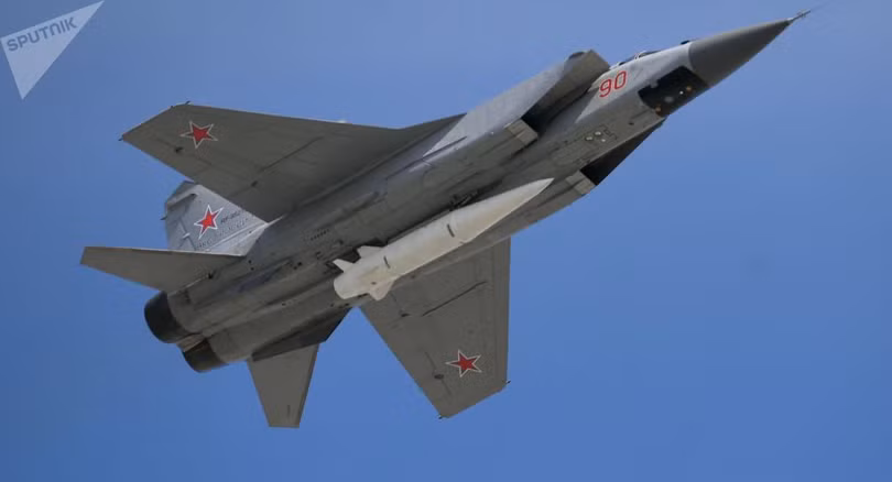Tiêm kích đánh chặn tầm xa Mig-31 mang tên lửa Kinzhal