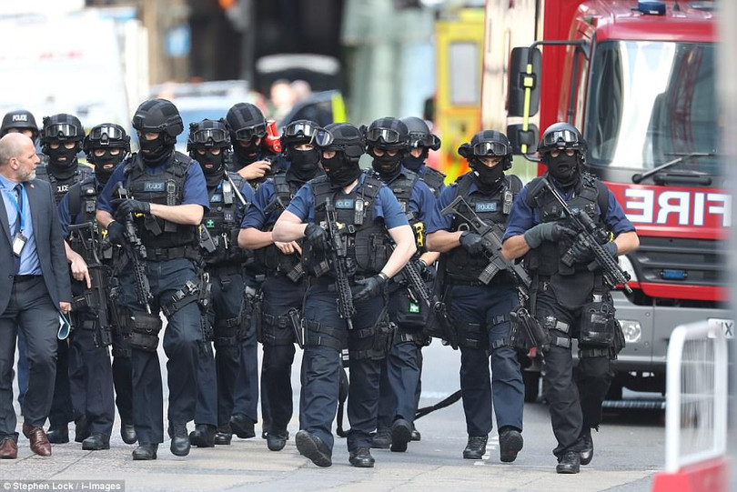 Cảnh sát vũ trang tuần tra trên đường phố London sau loạt vụ tấn công khủng bố ngày 4/6