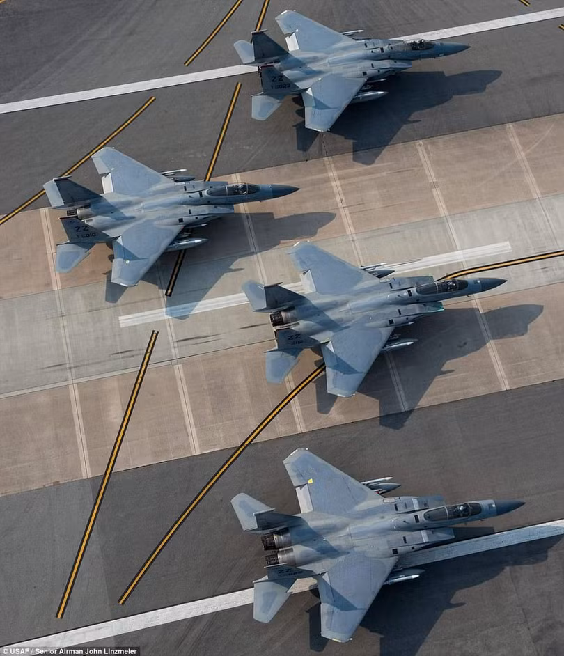 Chiến đấu cơ F-15 Mỹ tại căn cứ Kaneda, Nhật Bản tập trận