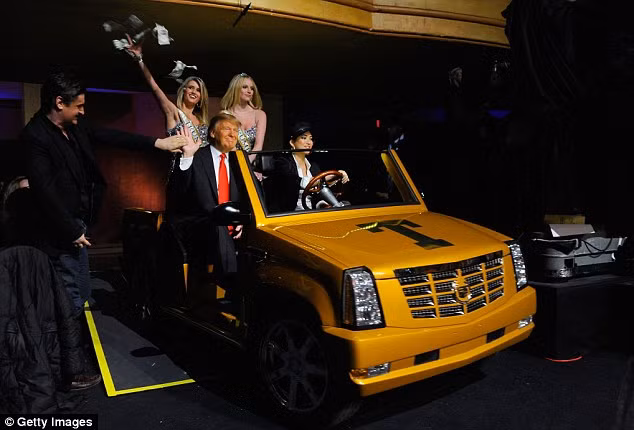 Ông Trump ngày càng bị bà Hillary Clinton bỏ xa trong cuộc đua vào Nhà Trắng