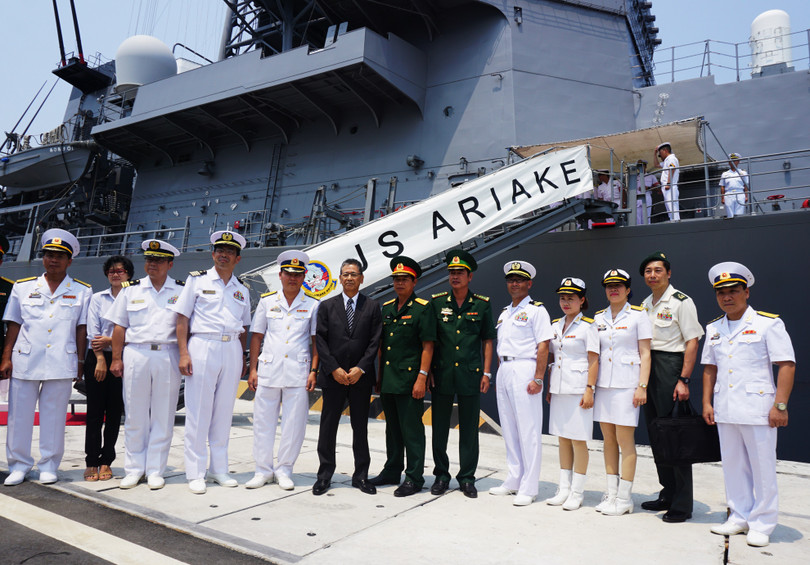 Binh sĩ trên hai khu trục hạm Nhật Bản thăm Cam Ranh