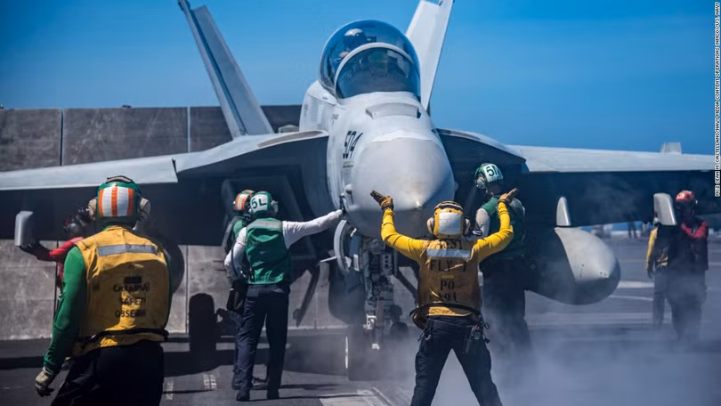Chiến đấu cơ chuẩn bị xuất kích trên tàu sân bay USS Carl Vinson của Mỹ