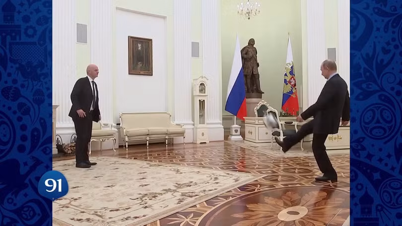 Ông Putin đá bóng trong điện Kremlin