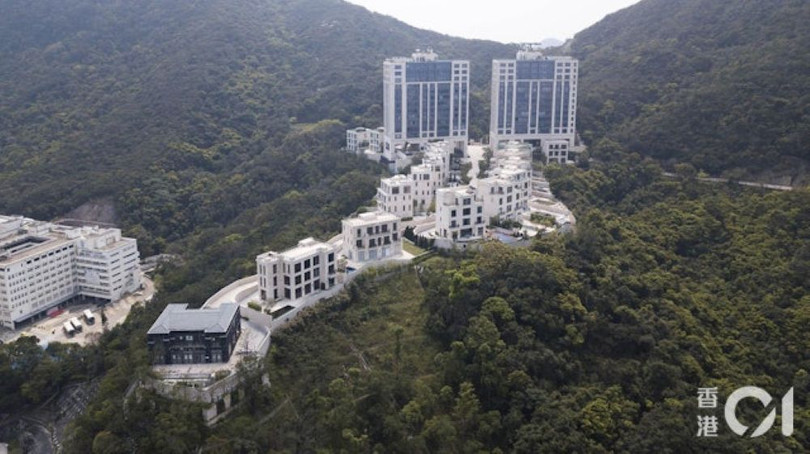 Khu biet thu tren dinh.jpg