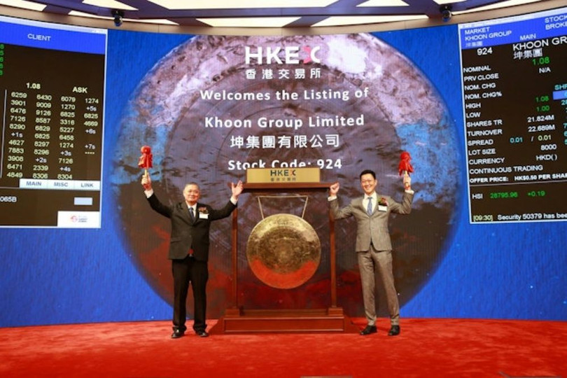 Khoon len san Hongkong.jpg