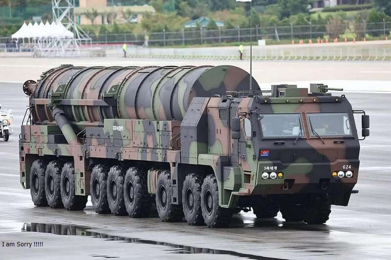 Xe chở kiêm bệ phóng tên lửa Huynmoo-VND. Ảnh: Yonhap.