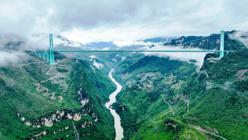 Cầu Hoa Giang cao nhất thế giới khoảng cách từ mặt sông tới mặt cầu là 625m. Ảnh: Xinhua.