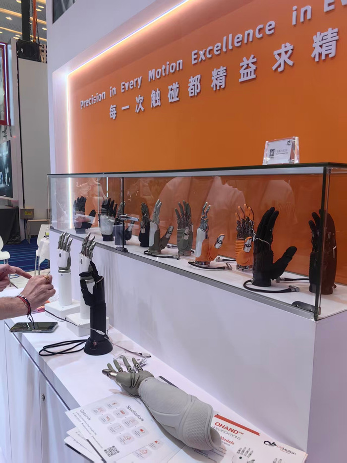 Ban tay may nhay cam.jpg