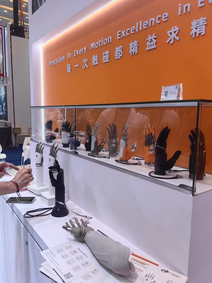 Ban tay may nhay cam.jpg