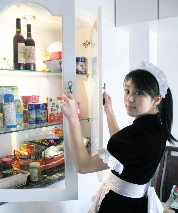 Nu sinh lam bao mau.jpeg