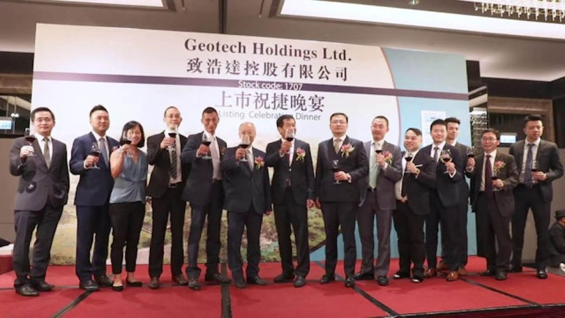 Chi Ho Tat len san.jpg