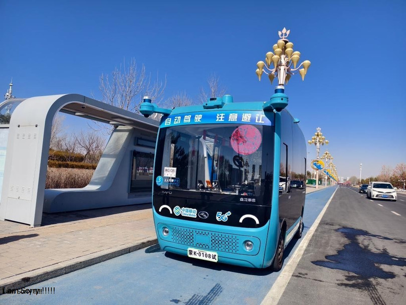 Xe buýt tự hành trên đường phố Ordos. Ảnh: Xinhua.