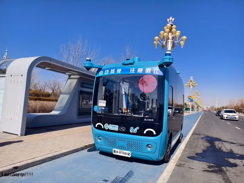 Xe buýt tự hành trên đường phố Ordos. Ảnh: Xinhua.