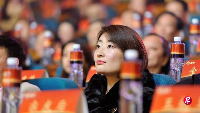 Tông Phức Lị đã phải từ bỏ tất cả mọi chức vụ tại Tập đoàn Wahaha chỉ sau một năm sau khi cha qua đời. Ảnh: Zaobao.