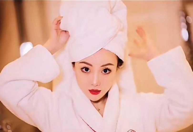 Hotgirl khoe giàu "Eva" Lý Thái Vân, vợ của ông trùm Prince Group Chen Zhi. Ảnh: KKnews.