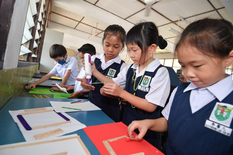 Hoc sinh Trung Quoc o Malay.jpg