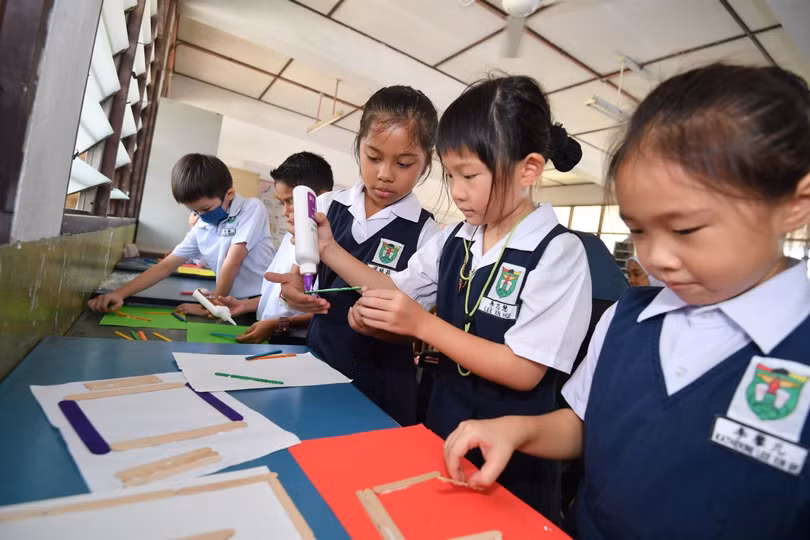 Hoc sinh Trung Quoc o Malay.jpg