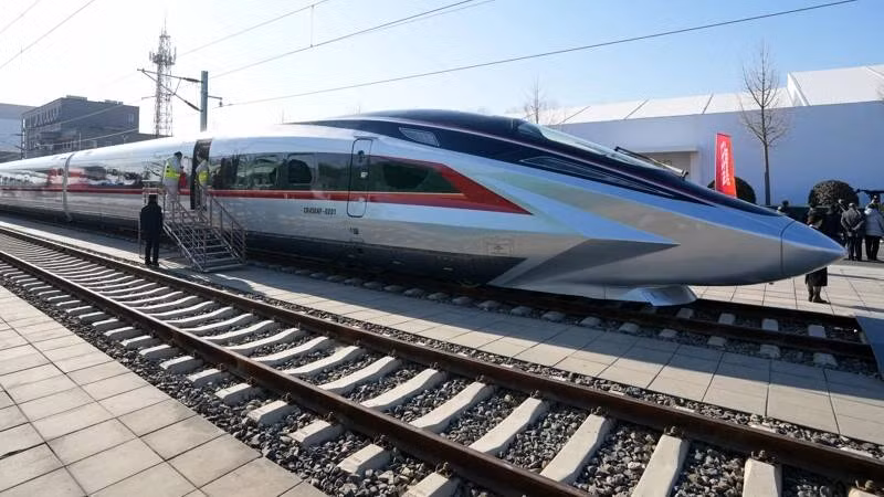 Đoàn tàu cao tốc CR450 nhanh nhất thế giới Trung Quốc đang chạy thử nghiệm. Ảnh: Singtao.