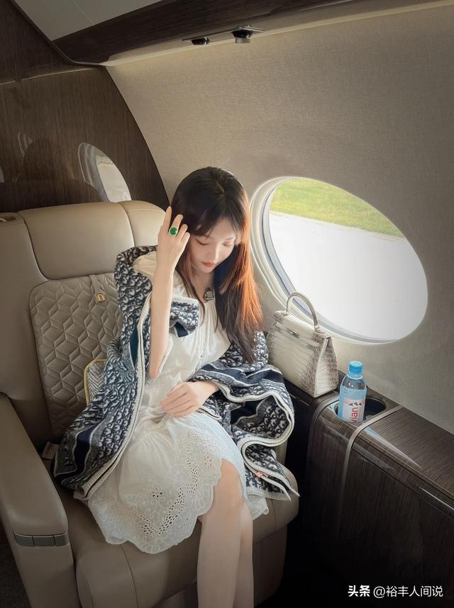 Khoa trong may bay.png