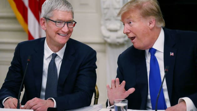 CEO Tim Cook (trái) và Tổng thống Donald Trump (phải). Ảnh: CNBC