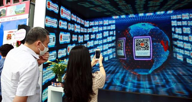 Chuyển đổi số trong gian trưng bày trang Báo Điện tử Chính phủ Chuyển đổi số trong gian trưng bày trang Báo Điện tử Chính phủ