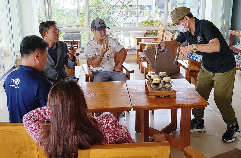 Chủ quán dùng bình ga mini, trực tiếp khò mỗi ly cà phê "Phượng Hoàng Lửa" Chủ quán dùng bình ga mini, trực tiếp khò mỗi ly cà phê "Phượng Hoàng Lửa"