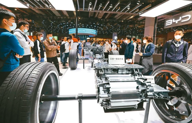 Khach hang tham quan gian hang BYD thang 4.png