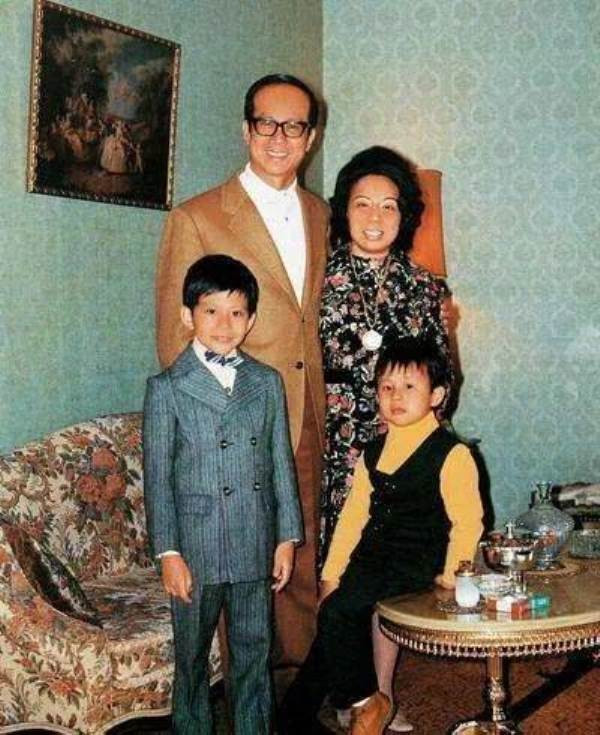 Ly Gia Thanh voi vo va hai con.jpeg