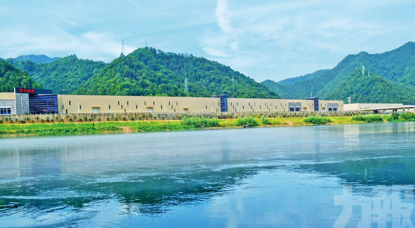 Nguon nuoc suoi hiem co mang lai nguon tien cho ong Chung.jpg