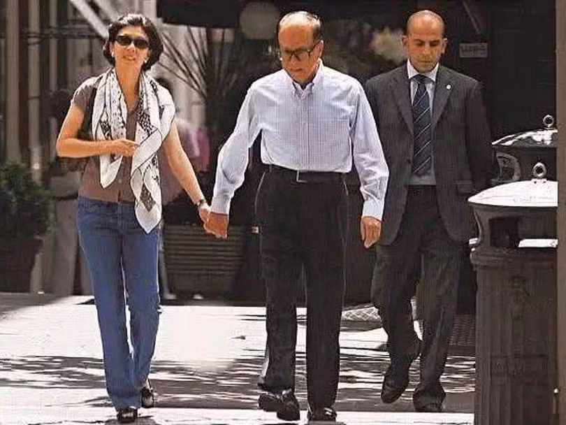 Hai nguoi dat tay nhau tren pho.jpg