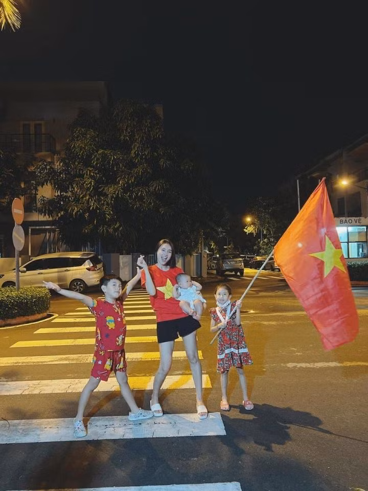 Ninh Dương Lan Ngọc cùng các cháu ra đường "đi bão" Ninh Dương Lan Ngọc cùng các cháu ra đường "đi bão"