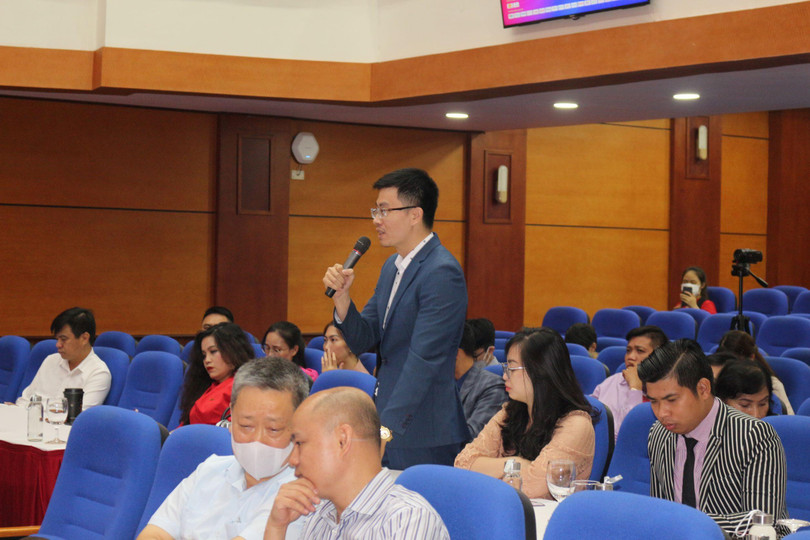 Các nhà báo đặt câu hỏi với Ban tổ chức