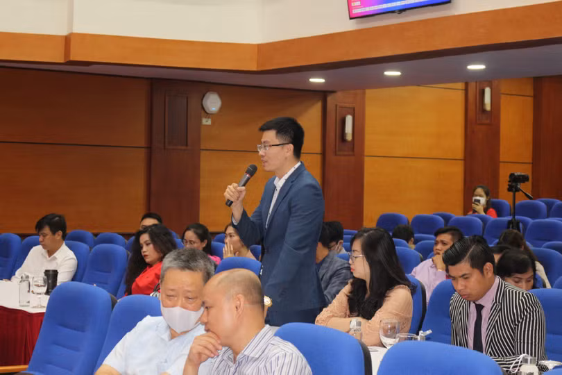 Các nhà báo đặt câu hỏi với Ban tổ chức