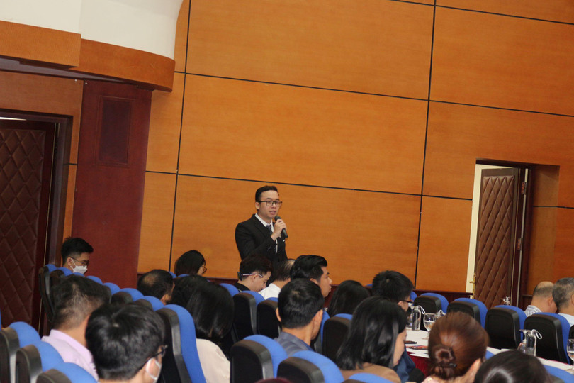 Các nhà báo đặt câu hỏi với Ban tổ chức