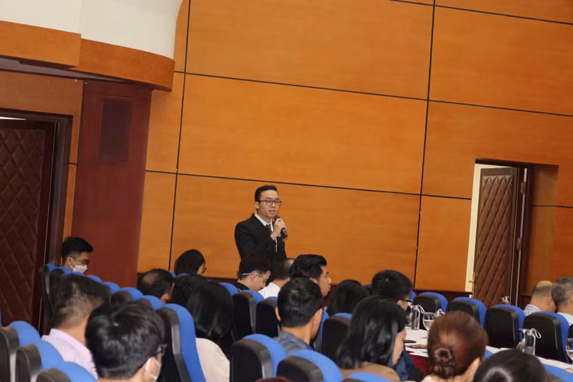 Các nhà báo đặt câu hỏi với Ban tổ chức