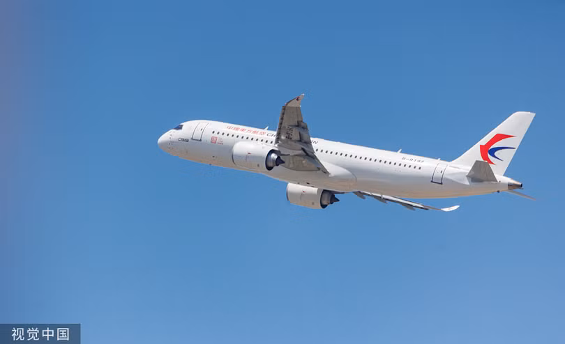 Chiếc C919 sơn cờ hiệu của China Eastern Airlines bay chuyến chở khách thương mại đầu tiên (Ảnh: VCG).