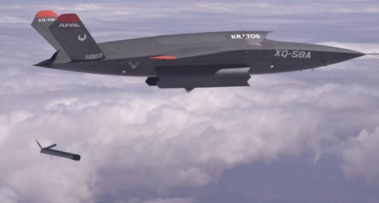 Máy bay không người lái XQ-58A của Mỹ phóng Altius-600M từ trên không (Ảnh: Newtalk).