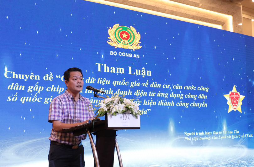 Đại tá Vũ Văn Tấn -- Phó Cục trưởng Cục C06 đang trình bày tham luận. Đại tá Vũ Văn Tấn -- Phó Cục trưởng Cục C06 đang trình bày tham luận.