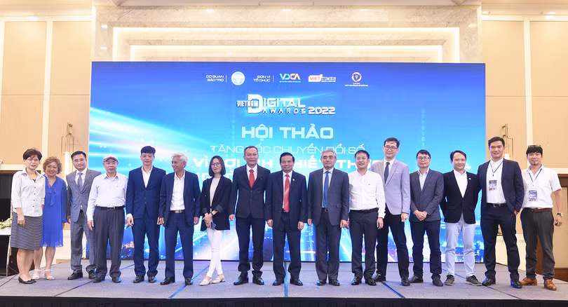 Các đại biểu chụp ảnh lưu niệm với Ban Tổ chức.