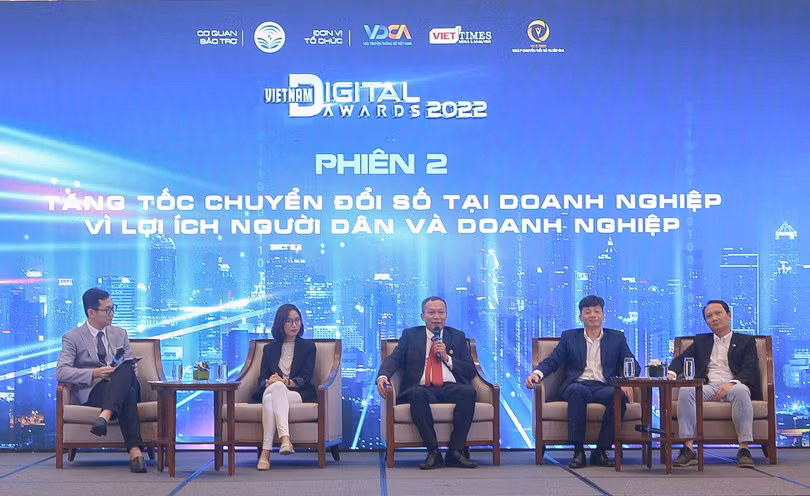 TGĐ VieON Huỳnh Long Thủy đang trao đổi.