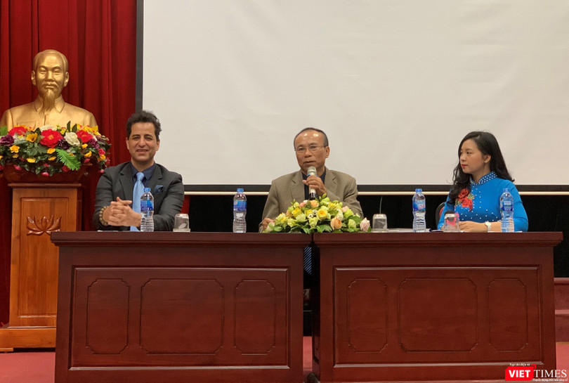 TS. Nguyễn Văn Tín – Trưởng khoa Thận – Tiết niệu lọc máu, BV Hữu Nghị Việt Xô và TS. Montaser El Wazani - Giám đốc nghiên cứu phát triển sản phẩm Lalisse Australia, giao lưu với bệnh nhân