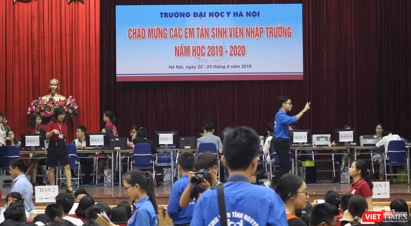Trường Đại học Y Hà Nội chào đón các tân sinh viên nhập trường. Ảnh: Minh Thúy