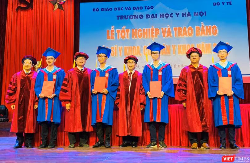 Lãnh đạo Trường Đại học Y Hà Nội trao Bằng cho các bác sĩ và cử nhân y khoa 