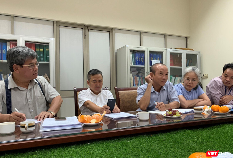 Các chuyên gia trao đổi, tìm ra những chứng cứ mới cho vụ án