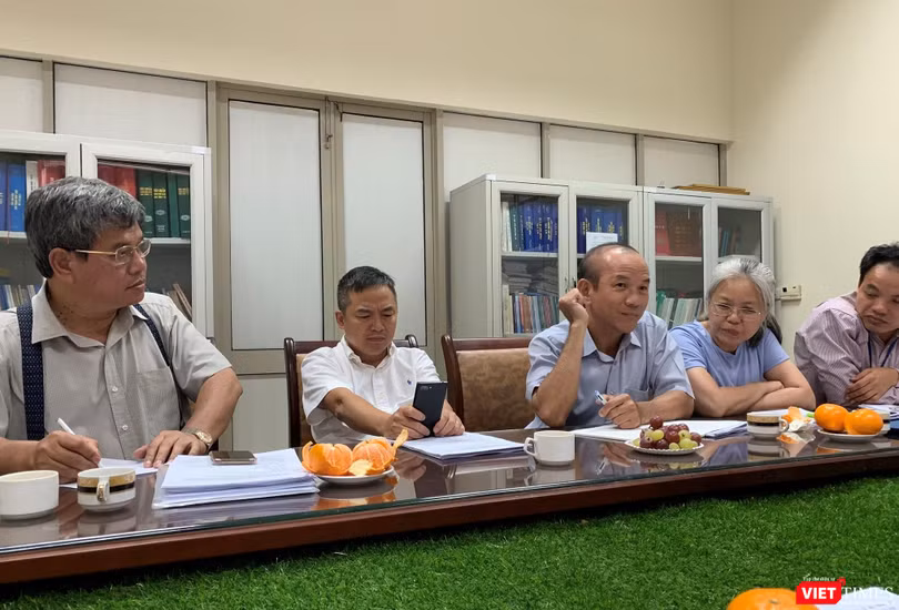 Các chuyên gia trao đổi, tìm ra những chứng cứ mới cho vụ án